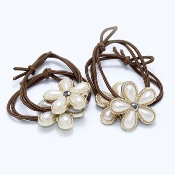 Pearl Blossom Hair Tie Set of 4 โ Elegant Floral Elastics with Crystal Accents - Picture 4 of 6